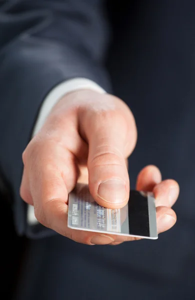 Podnikatel dává kreditní karta — Stock fotografie