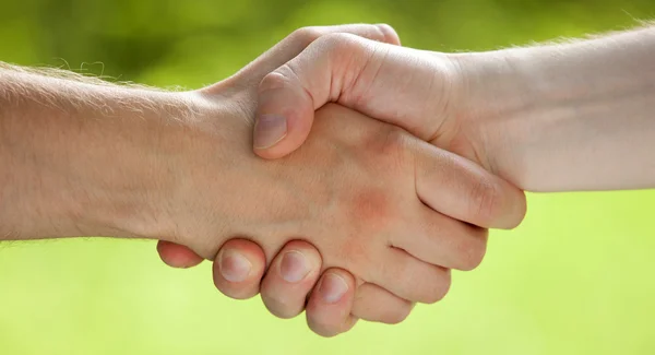 Lidé Handshaking zblízka — Stock fotografie