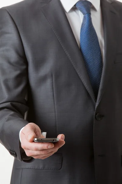 Affärsman med hjälp av en mobiltelefon — Stockfoto