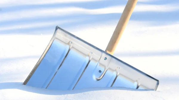 Лопата для удаления снега — стоковое фото