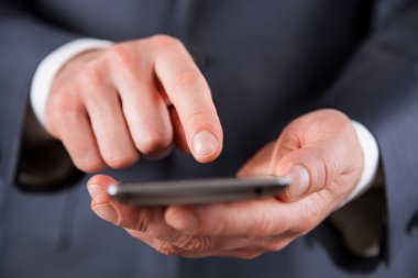 bir cep telefonu kullanarak iş adamı