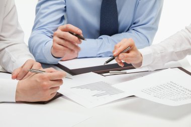İş adamları bir projeyi tartışıyor