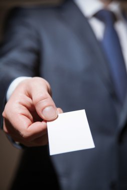 Bir kartı ulaşan erkek eli