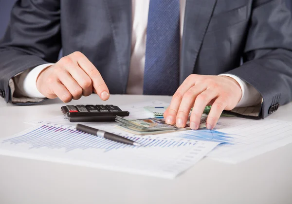 Zakenman telt geld — Stockfoto