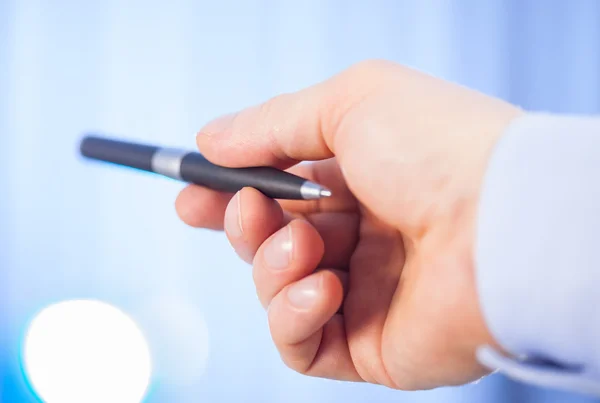 Geschäftsmann hält einen Stift in der Hand — Stockfoto