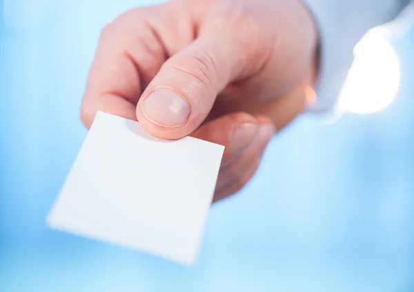 비즈니스 카드에 밖으로 도달 하는 남자의 손 — 스톡 사진