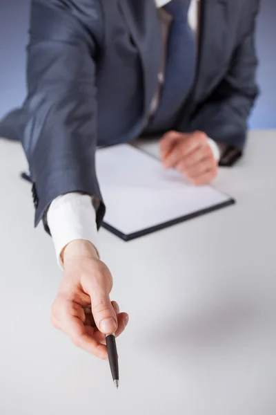 Empresario ofreciendo firmar un documento — Foto de Stock