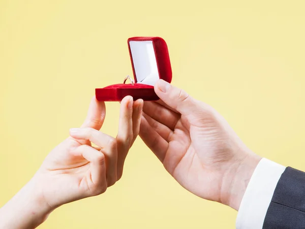 Muž představuje zlatý prsten pro mladou ženu — Stock fotografie