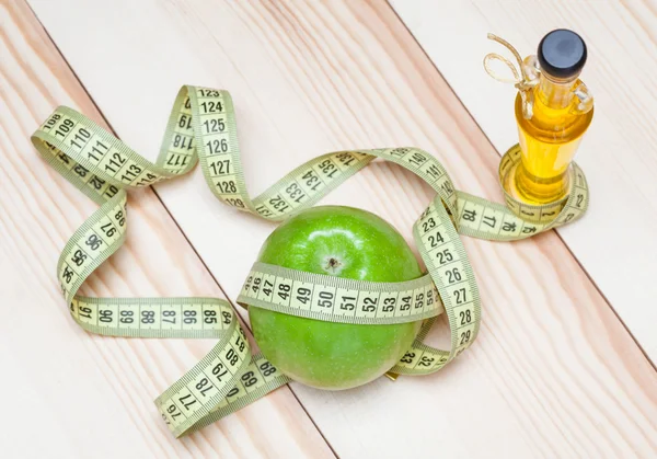 Apple with measuring tape — Stock Photo, Image