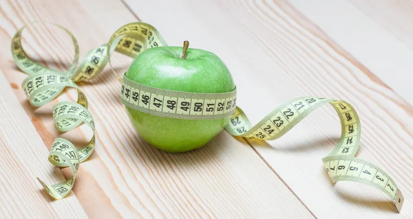 Apple with measuring tape — Stock Photo, Image