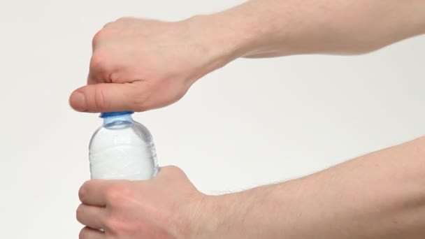 Human hand holding bottle — Stock Video