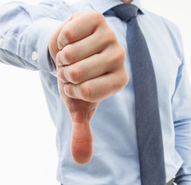 başparmak aşağı gösteren işadamı