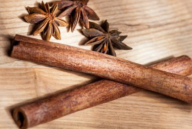 Ahşap zemin üzerine tarçın, truestar