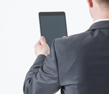 Tanınmayan işadamı bir cep telefonu tutan