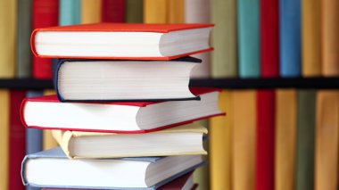 yığılmış kitaplar ve kitap rafı