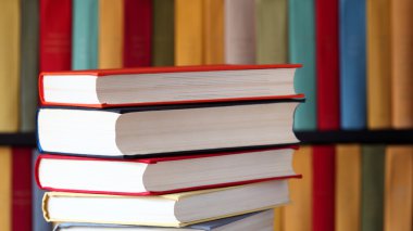 yığılmış kitaplar ve kitap rafı