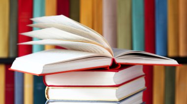 yığılmış kitaplar ve kitap rafı
