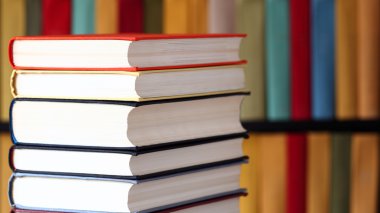 yığılmış kitaplar ve kitap rafı