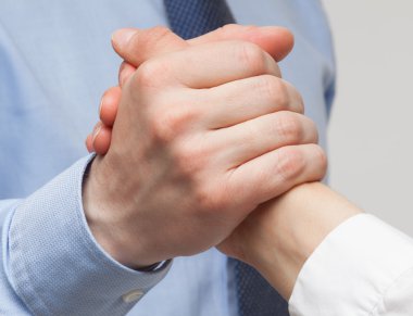 Bir çekişme jesti gösteren iş adamları eller
