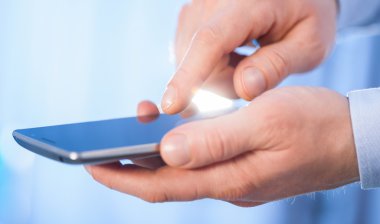 Tanınmayan işadamı bir cep telefonu tutan