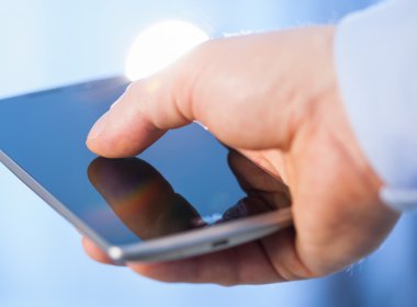 Tanınmayan işadamı bir cep telefonu tutan