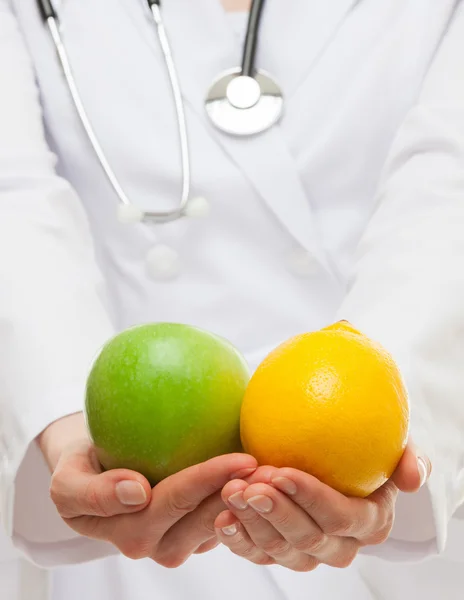 Médico segurando frutas frescas — Fotografia de Stock