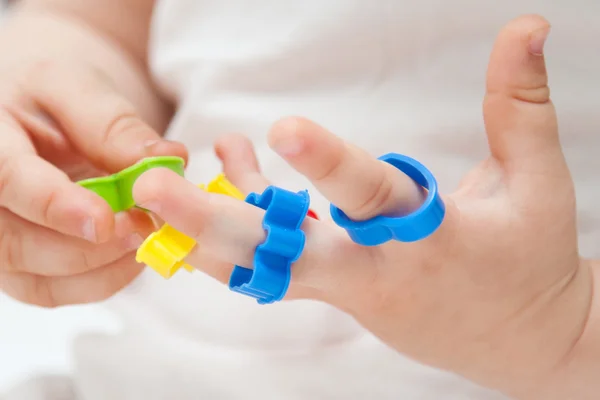 Baby handen met speelgoed — Stockfoto