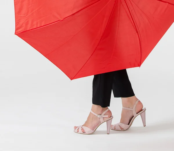Mulher segurando guarda-chuva vermelho — Fotografia de Stock