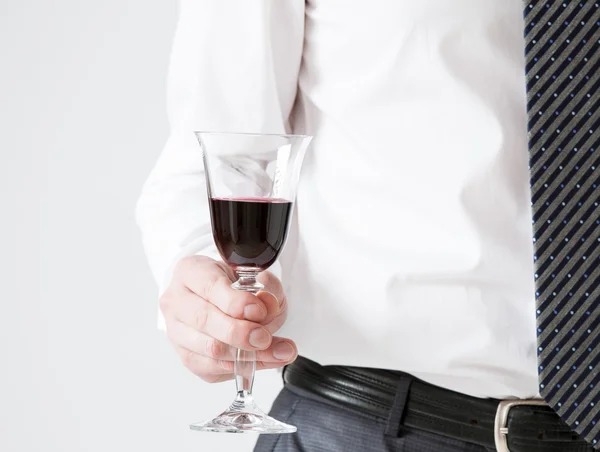 Hombre de negocios sosteniendo copa de vino — Foto de Stock