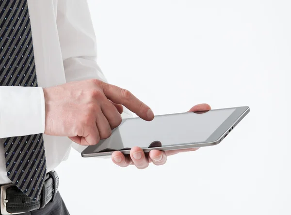 Hombre de negocios irreconocible sosteniendo un teléfono celular — Foto de Stock