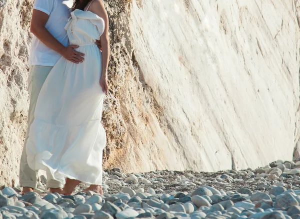 Young couple near rock — Stock Photo, Image