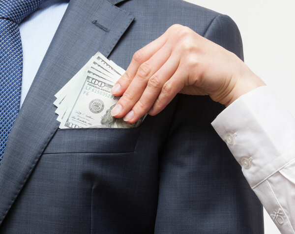 Дача взятки в карман - крупный план
