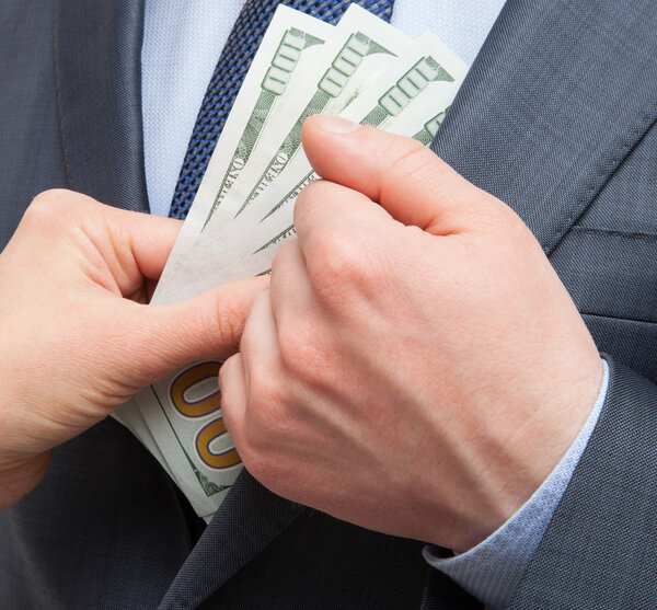 Давать взятку в карман
 