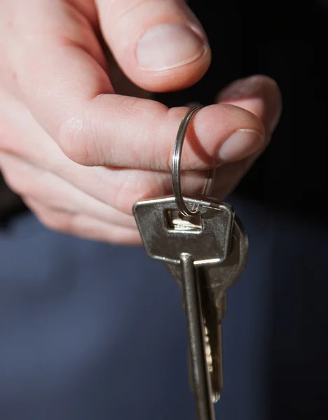 Zakenman biedt een sleutels — Stockfoto