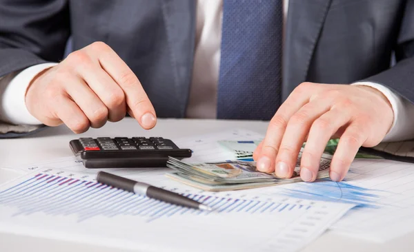 Manos de hombre de negocios usando la calculadora —  Fotos de Stock