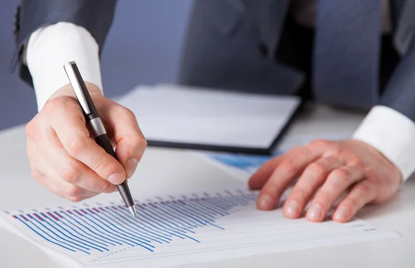 Empresario discutiendo cartas financieras — Foto de Stock