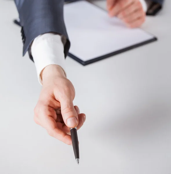 Mano de Empresario sosteniendo una pluma — Foto de Stock