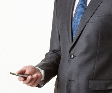 Tanınmayan işadamı bir cep telefonu tutan