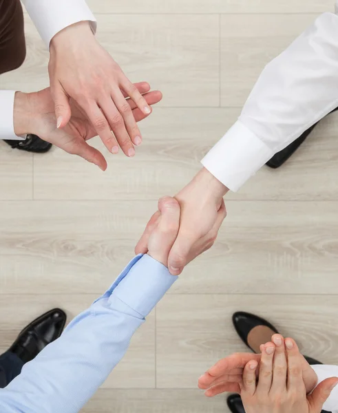 Empresarios se dan la mano — Foto de Stock