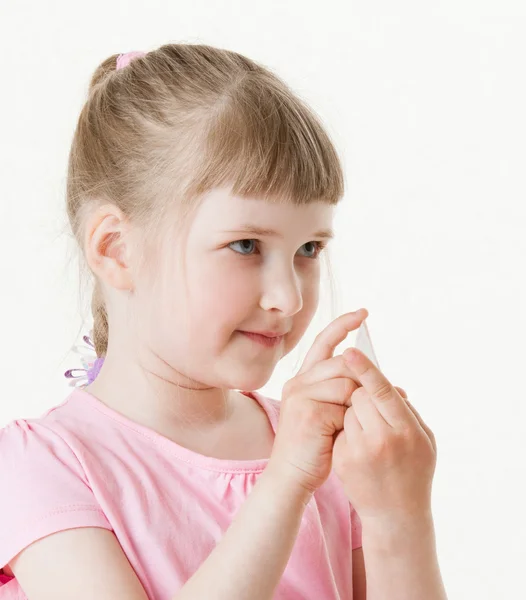 Красивая маленькая девочка держит маленькую карточку — стоковое фото