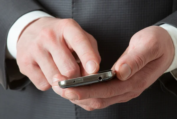 K nepoznání podnikatel drží mobil — Stock fotografie
