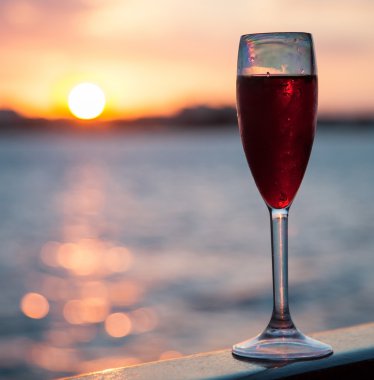 Kırmızı Şarap kadehi