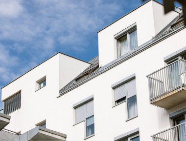 beyaz bina üzerinde gökyüzü