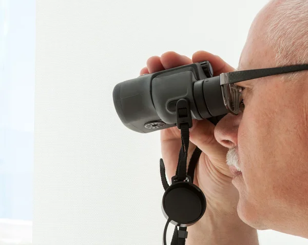 Homem adulto com binocular — Fotografia de Stock