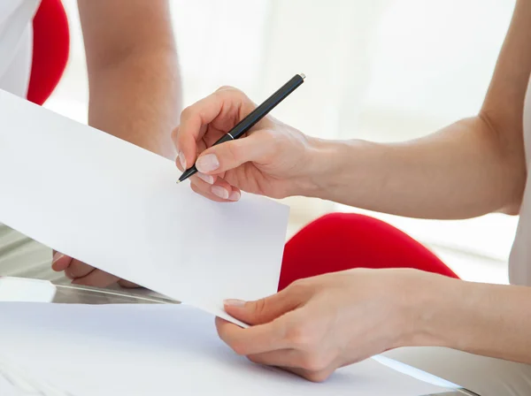 Mensen uit het bedrijfsleven tijdens teamwerk — Stockfoto