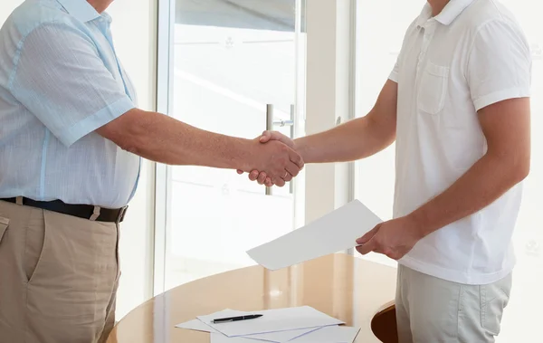 Business handshake v kanceláři — Stock fotografie