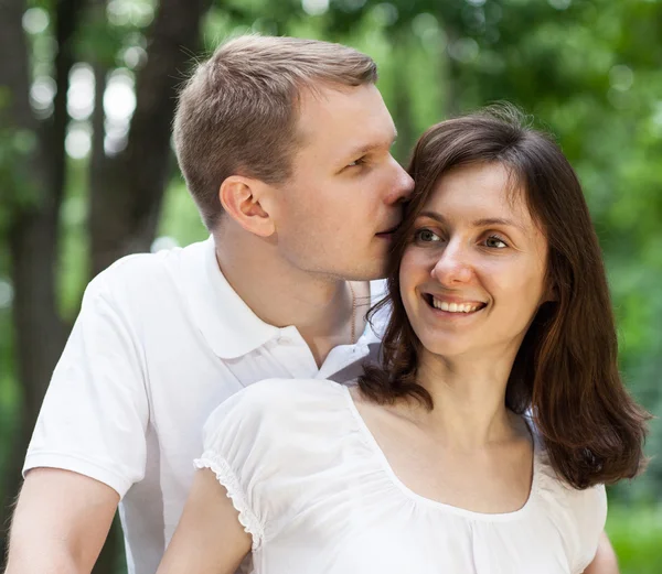 Joyeux jeune couple marchant — Photo