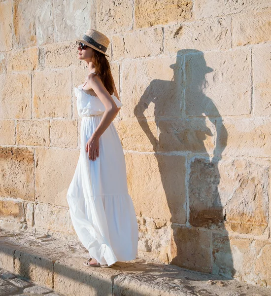 Ritratto di una bella giovane donna con un cappello — Foto Stock