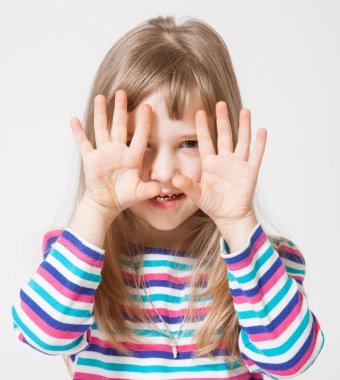 Onun avuç içi gösterilen kız