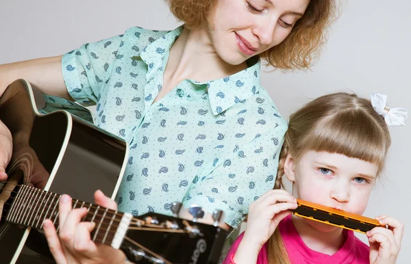 Mother and daughter playing music — Stock Photo, Image